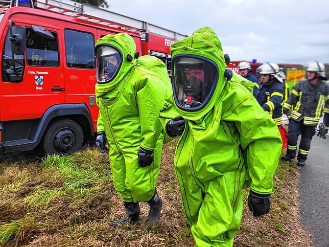 Bei der Übung wird davon ausgegangen, dass aus einem Leck im Tank Methansäure auf die Straße fließt. Feuerwehrmänner in einem ...