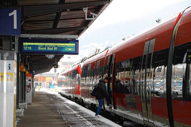 Ein Fahrgast steigt am Mittwochmittag in die Regionalbahn nach Basel ein. Zu diesem Zeitpunkt nutzen nur wenige Fahrgäste den ...