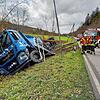 Nach dem Zusammenprall mit dem Pkw geriet der Lkw in den Straßengraben. Der Fahrer blieb körperlich unverletzt. Die Bergung des Lkw ...