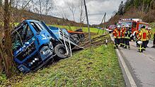 Nach dem Zusammenprall mit dem Pkw geriet der Lkw in den Straßengraben. Der Fahrer blieb körperlich unverletzt. Die Bergung des Lkw ...