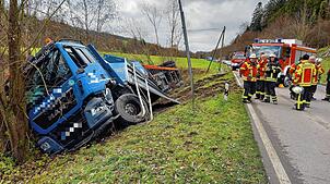 Nach dem Zusammenprall mit dem Pkw geriet der Lkw in den Straßengraben. Der Fahrer blieb körperlich unverletzt. Die Bergung des Lkw ...