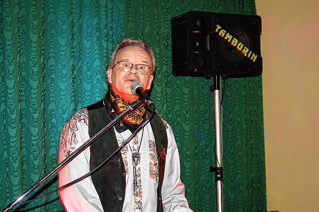 Bild 5: Gasthaus in Aftholderberg im Zeichen der Cowgirls – Schunkeln und Mitsingen beim Weiberball!