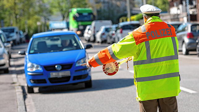 Zu schnell unterwegs? Das kann teuer werden. Je nach Verstoß droht ein Bußgeld. Aber wer auf Schweizer Straßen mit zu hohem Tempo ...