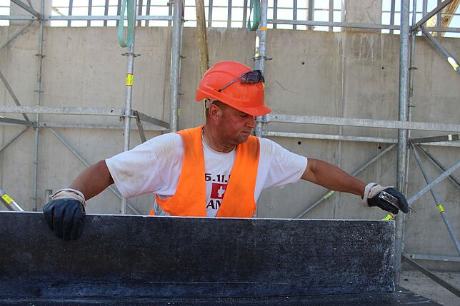 Irinel Cobano arbeitet als Kapo auf der Baustelle. Hier befreit er gebrauchte Schaltafeln mit einem Hammer von Betonresten einer ...