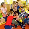 Irina Keller, Erzieherin im Kinderhaus Sonnenuhr in Engen, liest aus einem Buch vor und die Kinder genießen diese Zeit mit ihr. Bald ...