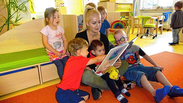Irina Keller, Erzieherin im Kinderhaus Sonnenuhr in Engen, liest aus einem Buch vor und die Kinder genießen diese Zeit mit ihr. Bald ...