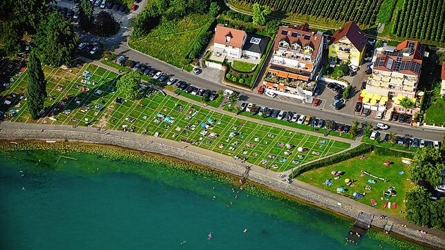 Schon im vergangenen Sommer teilte die Stadt Meersburg die Liegewiese neben der Therme coronabedingt in Rechtecke ein, wie auf diesem ...