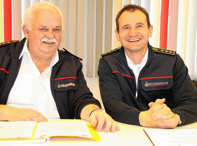 Kreisbrandmeister Michael Reitter (rechts) und Friedrich Sauter, Vorsitzender des Kreisfeuerwehrverbands Sigmaringen.