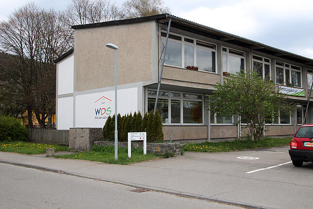 Die Weiherdammschule in Blumberg mit den DRk-Räumen im Keller wird mittelfristig abgerissen, das DRK braucht dann neue Räume. Bild: ...