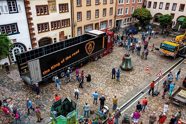 Auf dem Münsterplatz wartet der riesige Sattelschlepper, mit dem die Glocke zur Reparatur nach Holland gebracht wird.