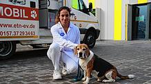 Hilft gern: Bei Claudia Gomez vom Verein Europäischer Tier- und Naturschutz (ETN) (hier mit eigenem Hund) können Bedürftige kostenfrei ...