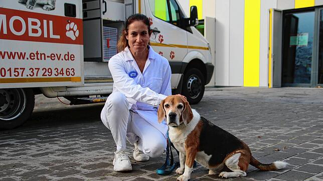 Hilft gern: Bei Claudia Gomez vom Verein Europäischer Tier- und Naturschutz (ETN) (hier mit eigenem Hund) können Bedürftige kostenfrei ...