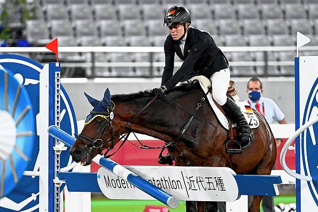 06.08.2021, Japan, Tokio: Moderner Fünfkampf: Olympia, Einzel, Frauen, Springreiten im Tokyo Stadium. Das Pferd Saint Boy von Annika ...