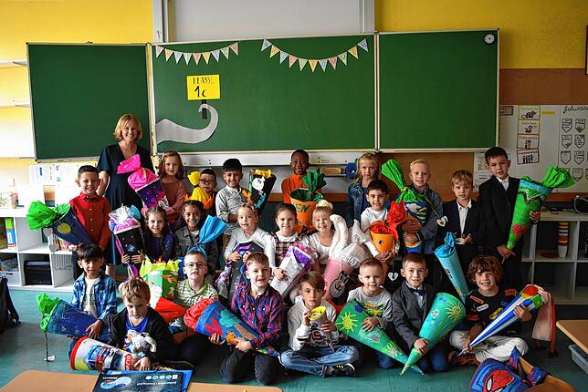Die Klasse 1c der Bruderhofschule Singen mit ihrer Klassenlehrerin Julia Birk bei ihrer Einschulungsfeier.