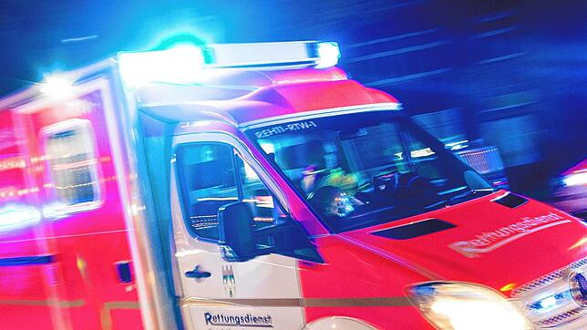 Ein Rettungswagen im Einsatz (Symbolbild) Der Rettungsdienst musste in den Landkreisen Waldshut und Lörrach wieder einige Male ausrücken.