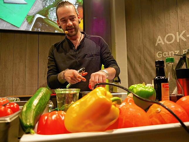 In seinem Element: Küchenmeister Sebastian Kopitzki bereitet die Gazpacho zu.