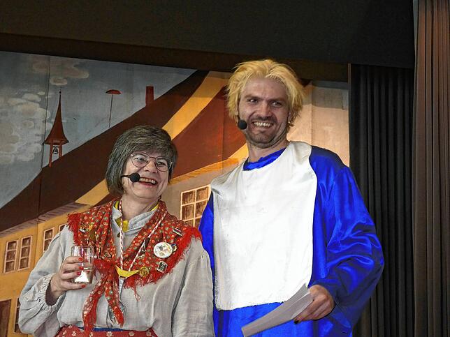 Yannic Frey mit seiner Mutter Andrea, sie aus der Jestetter Bütt nicht wegzudenken ist.