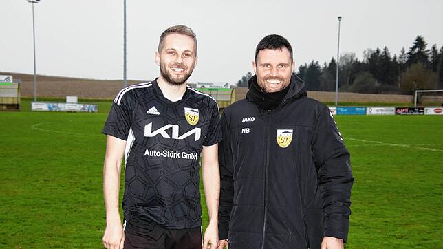 Die Trainer de SV Mühlhausen, Manuel Gutacker, links, und Niklas Bucher, sahen nach dem Wechsel eine durchschlagskräftigere Elf beim 2:2 ...