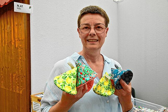 Es muss nicht immer Hightech sein. Handgenähte Deckelheber, um die Finger zu schützen, gehören in das Sortiment der Kunsthandwerkerin ...