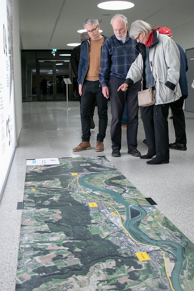 Im Foyer der Stadthalle Waldshut hatte die Deges eine Land- und Straßenkarte des Abschnitts zwischen Hauenstein und Lauchringen ausgelegt.