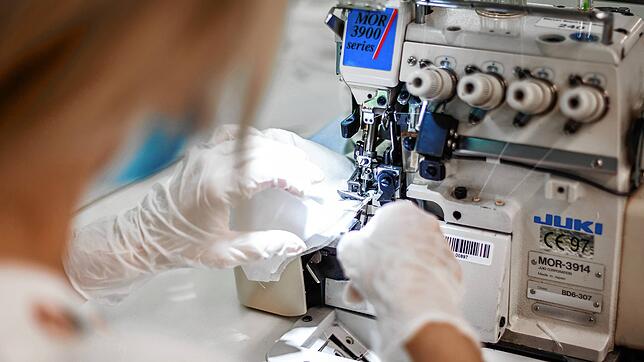 Die Masken-Produktion bei der Maryan Beachwear in Murg erfolgt unter großen hygienischen Standards.