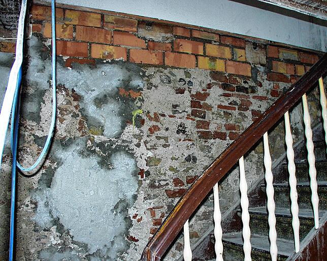 Die alte Treppe vom Erdgeschoss nach oben. Unten ist ganz altes Mauerwerk, die Steine oben wurden irgendwann ergänzt. Das Foto entstand ...