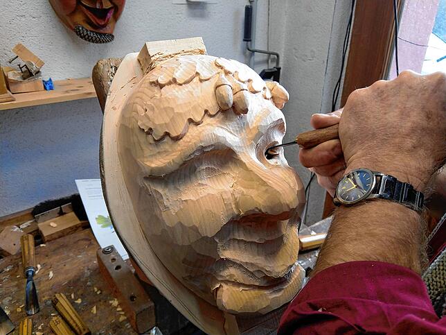 Das Schnitzmesser des Meisters verleiht dem Lindenholzblock nach und nach Ausdruck. Hier arbeitet Maskenschnitzer Benz an einer ...
