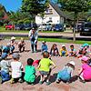 Hubertshofener Kindergartenkinder mit ihren Betreuerinnen Sarah Amann, Stefanie Mayer und Angela Braun freuen sich auf ...