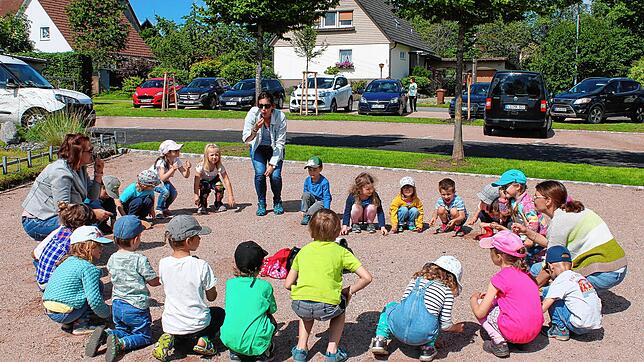 Hubertshofener Kindergartenkinder mit ihren Betreuerinnen Sarah Amann, Stefanie Mayer und Angela Braun freuen sich auf ...