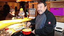 So kennen die Konstanzer Thomas Blaser: In seiner Taverne auf dem Weihnachtsmarkt beim Verkaufen von Raclette und Stangenfondue.