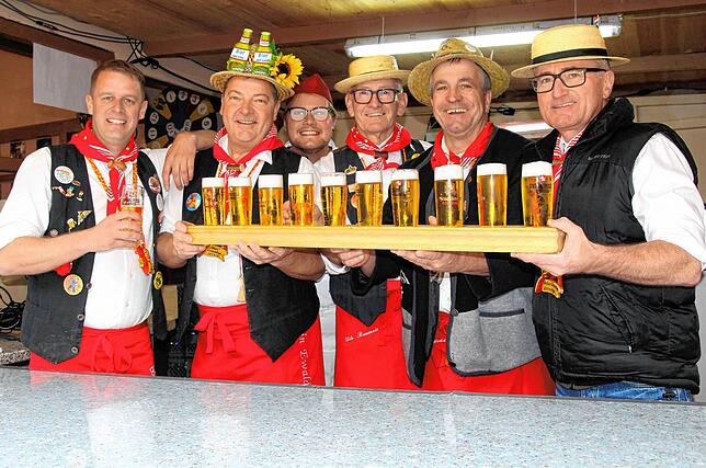 Bei den Bräunlinger Urhexen ist Getränkemangel ein Fremdwort. Bei ihnen gibt es sogar einen Meter Bier zu kaufen. Von links: Boris Dold, ...