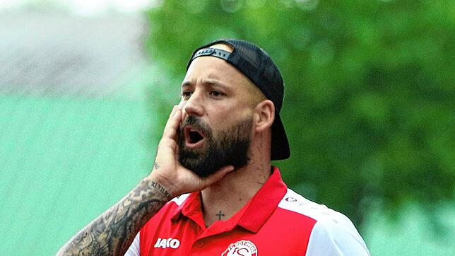 Trainer Silvio Battaglia und der FC RW Salem müssen ein Bühlertal eine unglückliche 0:1-Niederlage hinnehmen.