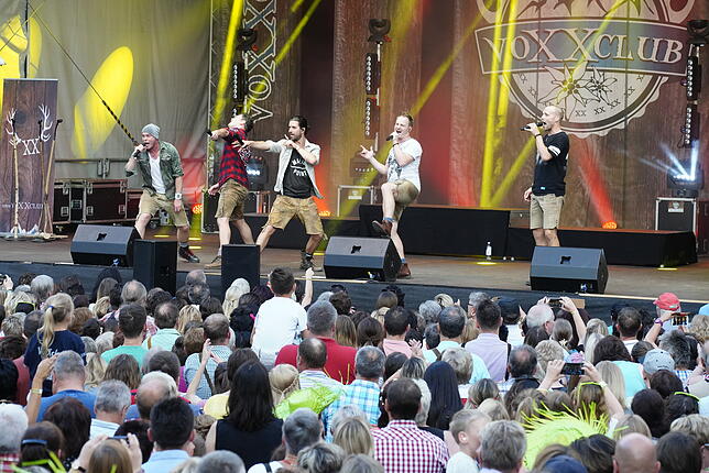 Vor allem die Choreografien der Musiker kamen beim Publikum an und wurden mit Jubelrufen und Applaus belohnt.
