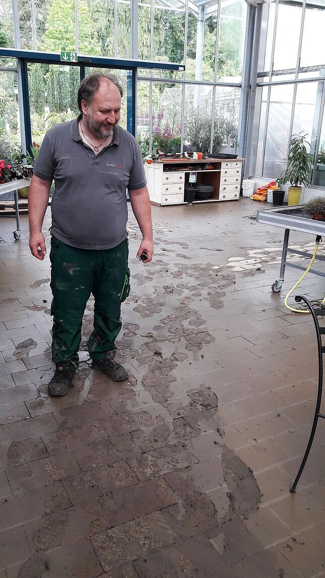 Andreas Widmer blickt am Tag danach auf den schlammbedeckten Boden seiner Gärtnerei.