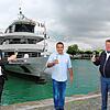 Auf der MS Überlingen und in Zukunft auch auf der MS Karlsruhe gibt es wieder einen Gastro-Partner: Stefan Müller (Mitte) stößt mit ...
