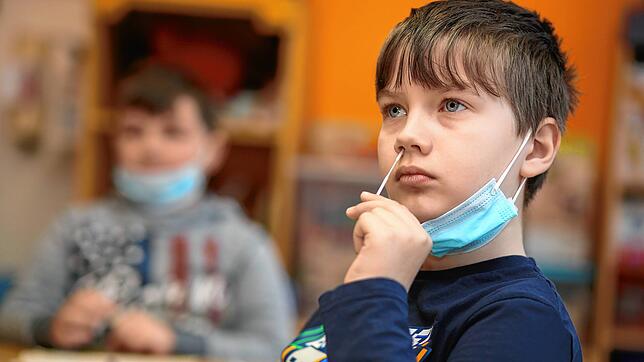 Corona-Schnelltest im Klassenzimmer: Ab nächster Woche gilt mit großer Wahrscheinlichkeit eine Testpflicht für die Kinder in VS und dem ...