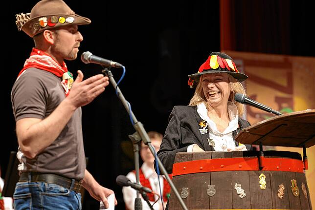 Führten mit viel guter Laune gemeinsam durch das närrische Geplauder: Manuela Hettig und Benni Bromma.
