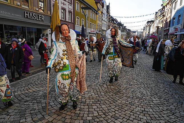 Bild 7: Narros flanieren bei Kaiserwetter durch die Innenstadt
