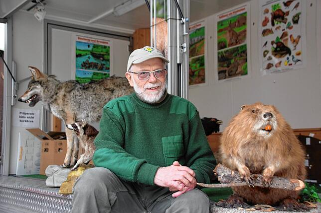 Kreisjägermeister Kurt Kirchmann in seinem Anhänger mit Infomaterial rund ums Thema Jagd, mit dem er regelmäßig Aufklärungsarbeit leistet.