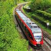 Eine dieselbetriebene Regionalbahn ist auf der Hochrheinstrecke unterwegs. Ab Ende 2027 soll hier elektrisch gefahren werden.