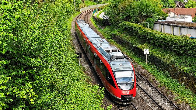 Eine dieselbetriebene Regionalbahn ist auf der Hochrheinstrecke unterwegs. Ab Ende 2027 soll hier elektrisch gefahren werden.
