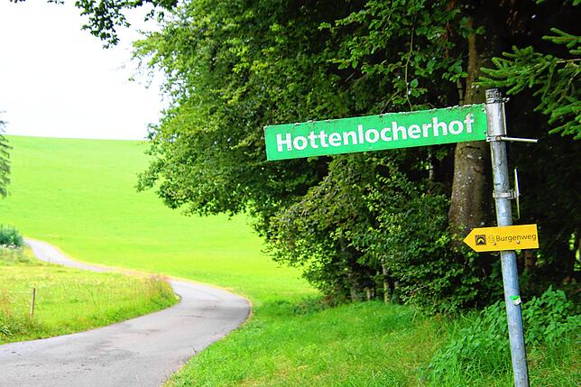 Idyllisch gelegen, außerhalb von Mühlingen befindet sich der Hottenlocher Hof. An einer Wegkreuzung weist ein Straßenschild auf den Hof hin.