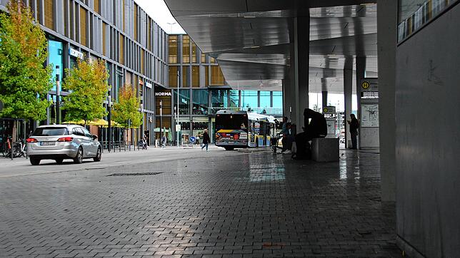 Singens Zentraler Omnibusbahnhof wird laut Polizei immer wieder zum Tatort. Jetzt soll ein Busfahrer einen Fahrgast bedroht haben. Die ...