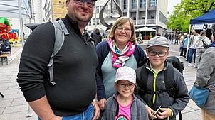 So sieht Freude am verkaufsoffenen Sonntag aus: Diese Familie lässt sich auf dem Adenauerplatz treiben.