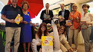 Stadtverwaltung, Stadtbibliothek und Freundeskreis freuen sich schon auf die Heiß-auf-Lesen-Aktion (hinten von links): Klaus Schütz, ...