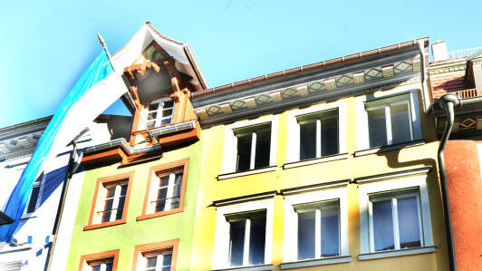 Die Bickenstraße putzt sich heraus. Jetzt wird auch das Haus Nummer 7 generalsaniert, das Gebäude Nummer 5 wird demnächst fertig ...