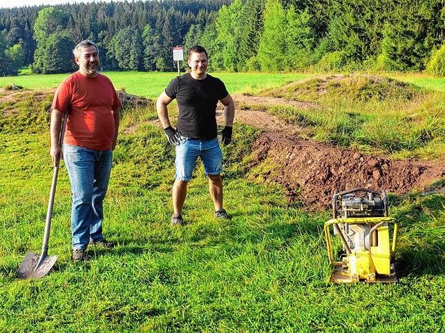 Auch Joachim Streit (l.) vom Skiclub Löffingen hilft mit. Hier arbeiten er und Christian Pfaff m Pumptrack.