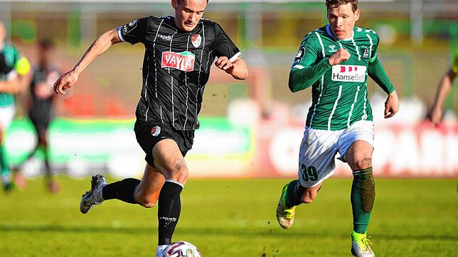 Omar Sijaric (am Ball) im Trikot des Drittligisten Türkgücü München.