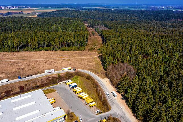 Unser Luftbild zeigt die Schneise durch den Wald im April 2019.
