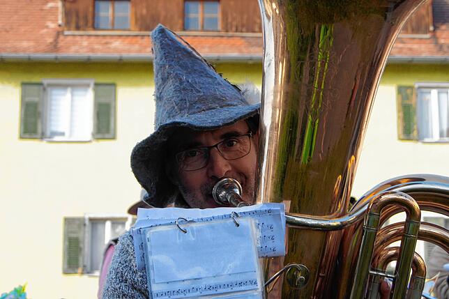 Die Musikanten, hier Hubert Langenstein mit seiner Tuba, waren gern gesehene Gäste in allen Höfen und Gärten.